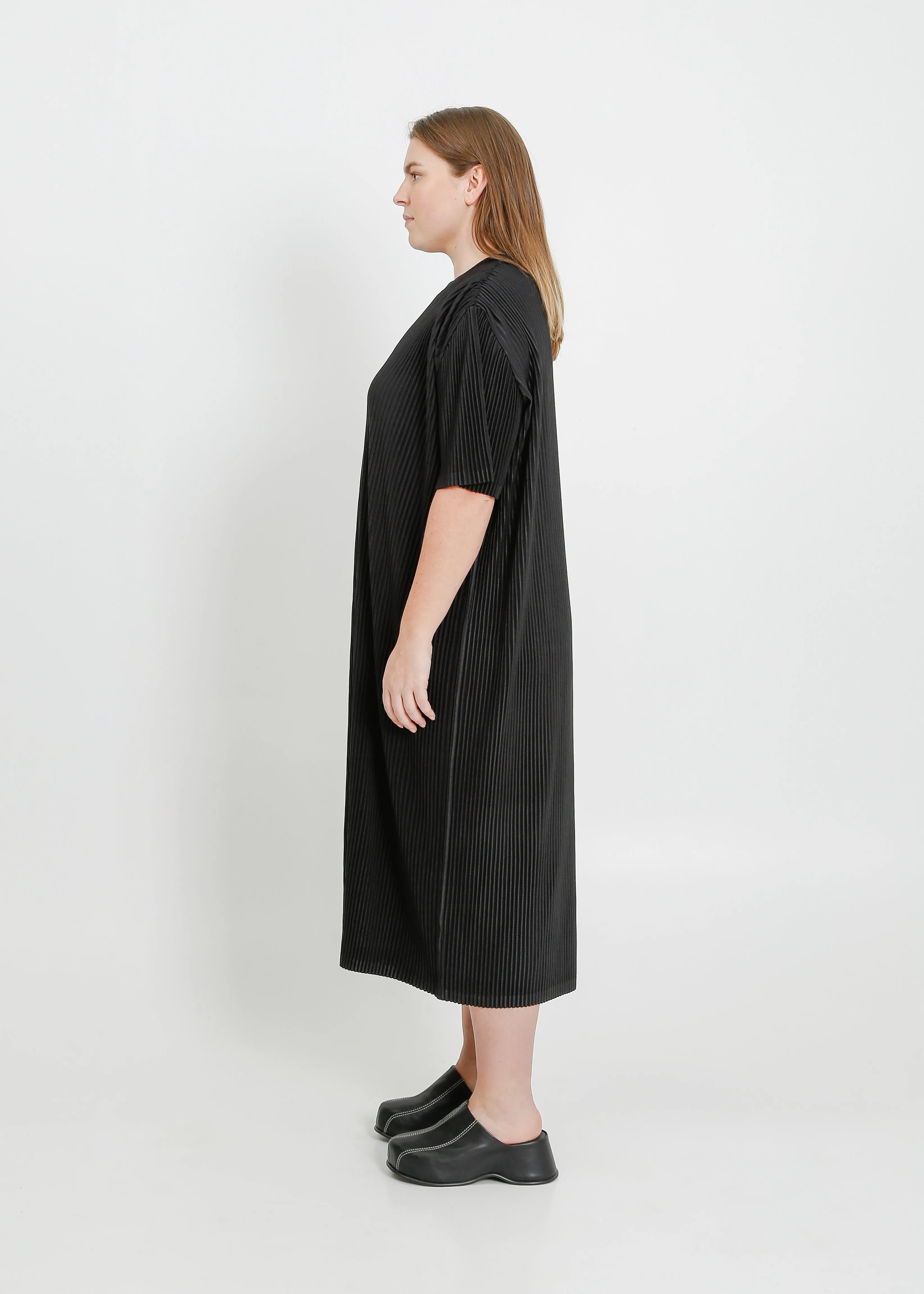 STORY PLEAT TEE DRESS / BLACK