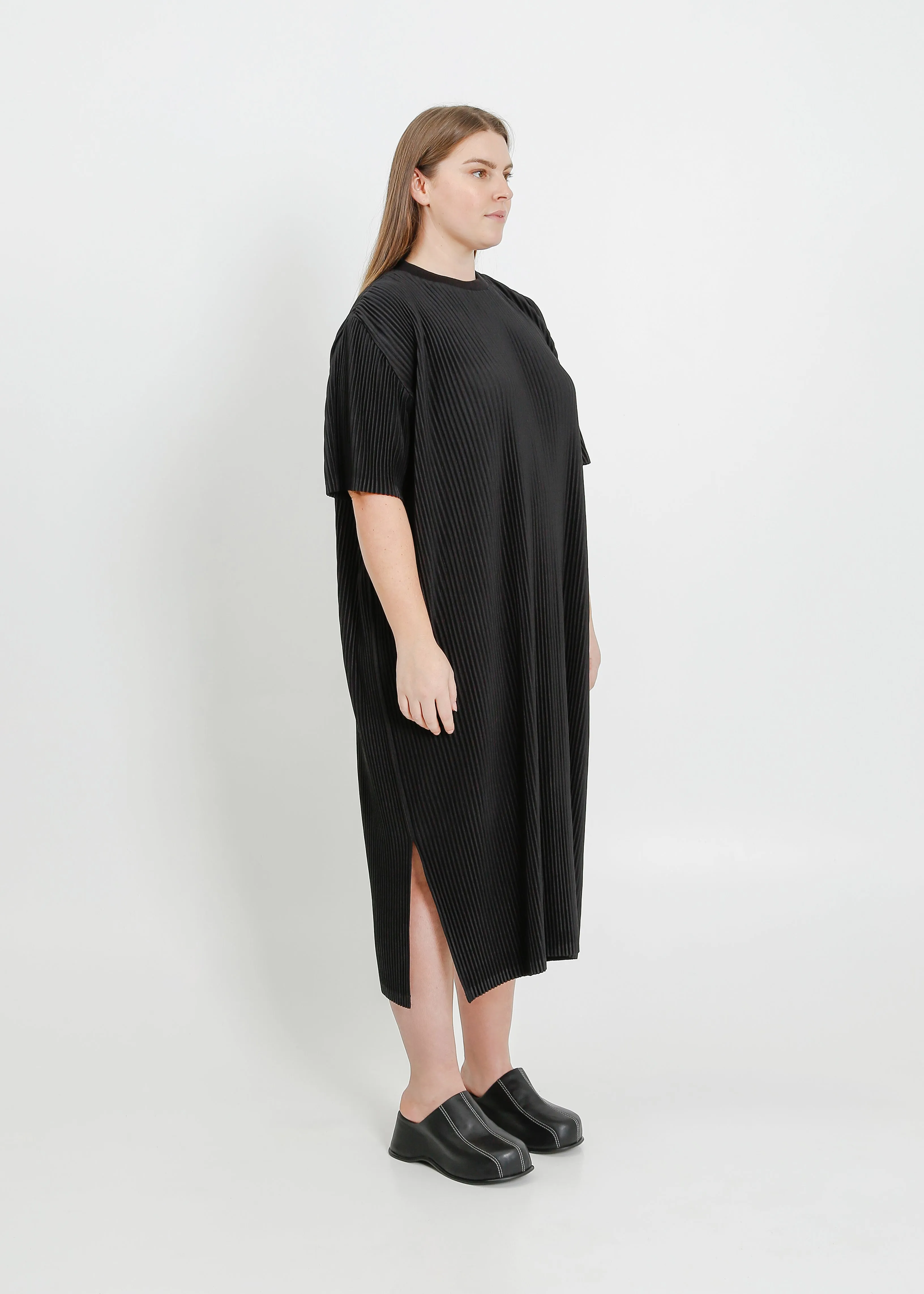 STORY PLEAT TEE DRESS / BLACK