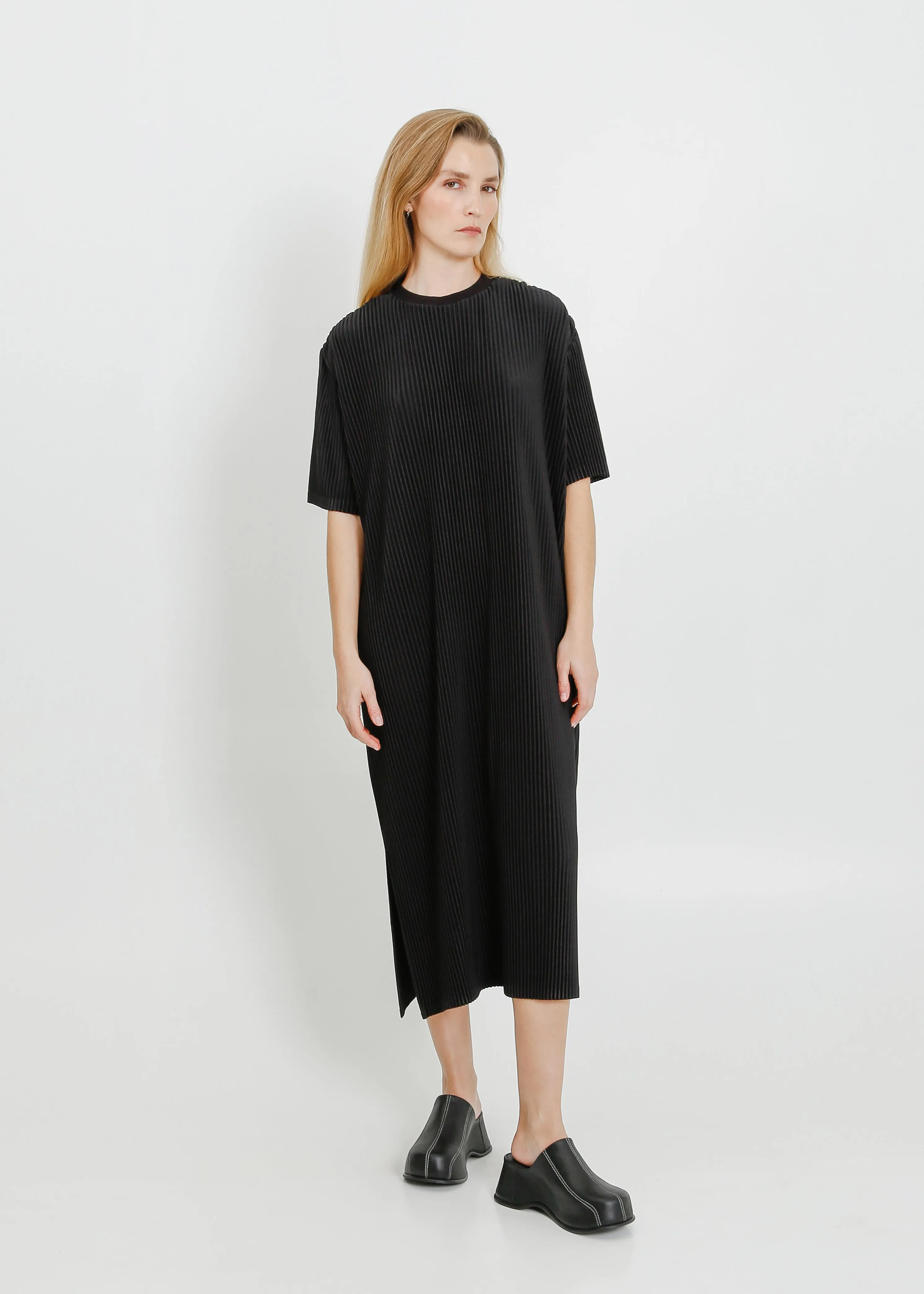 STORY PLEAT TEE DRESS / BLACK