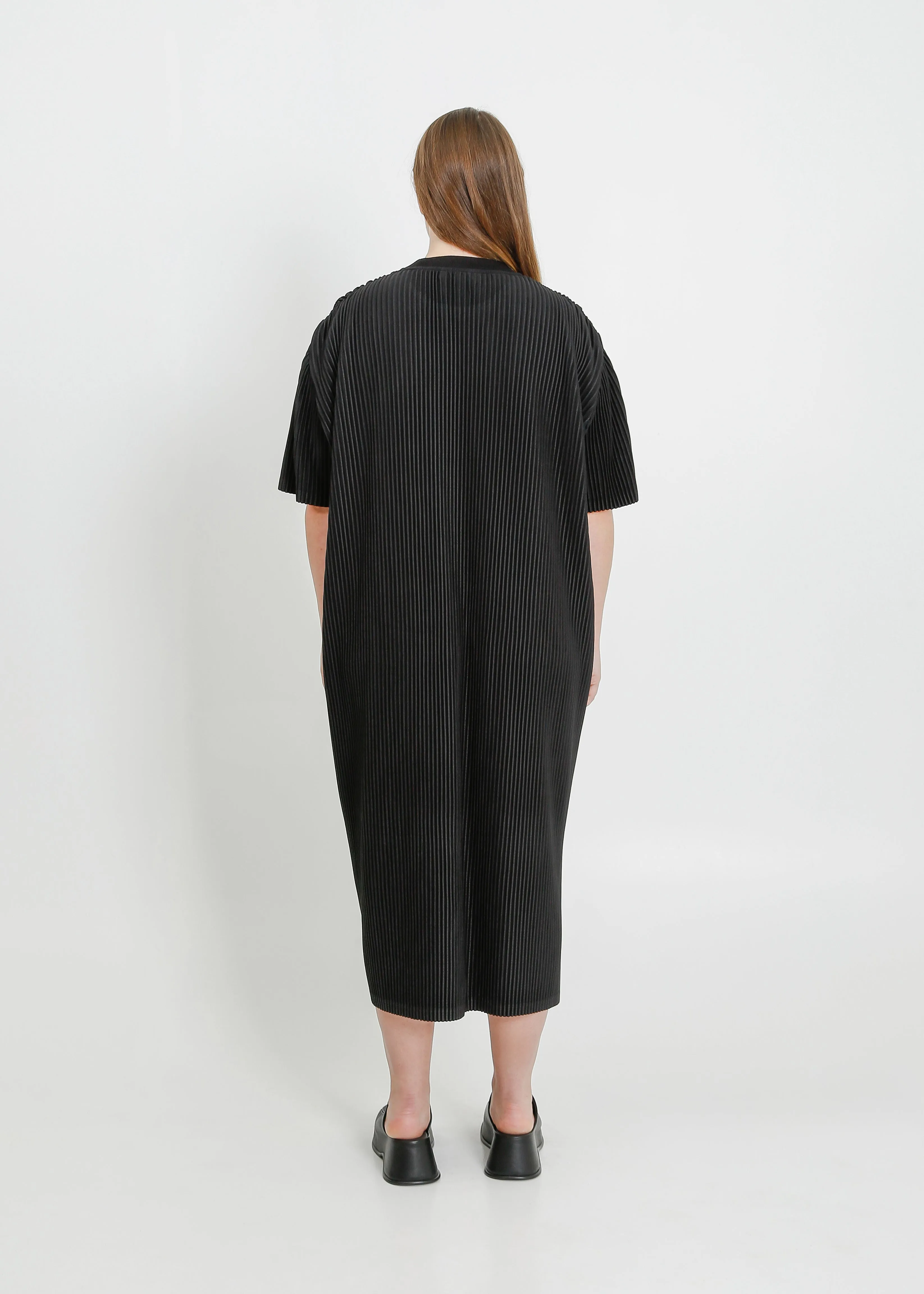 STORY PLEAT TEE DRESS / BLACK