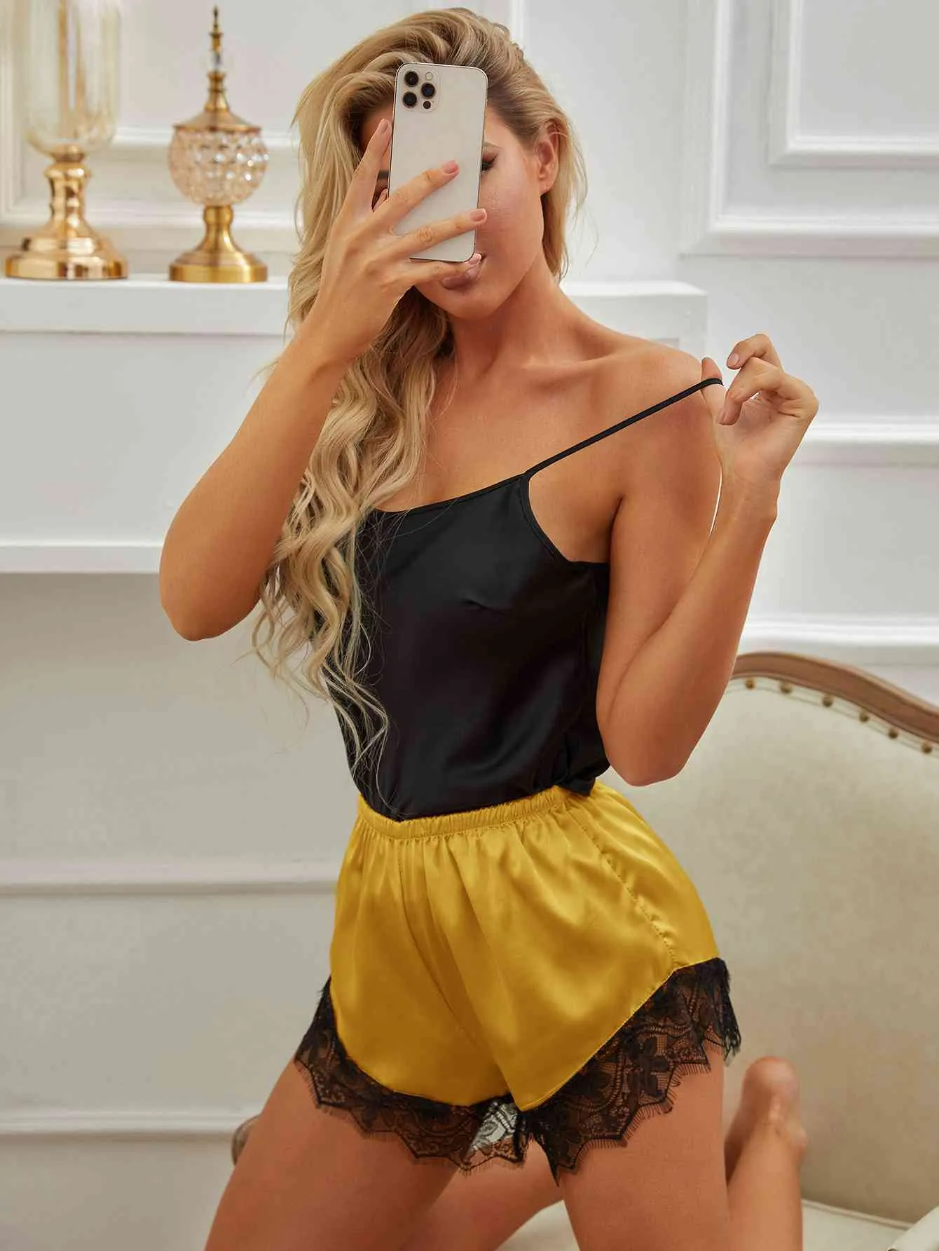 Zweifarbiges Pyjama-Set mit Camisole und Shorts mit Spitzenbesatz